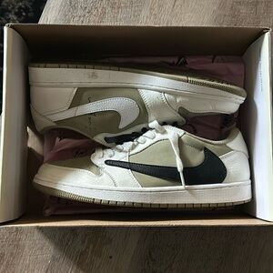 Travis Scotts size 10 air Jordan 1 lows OG sp